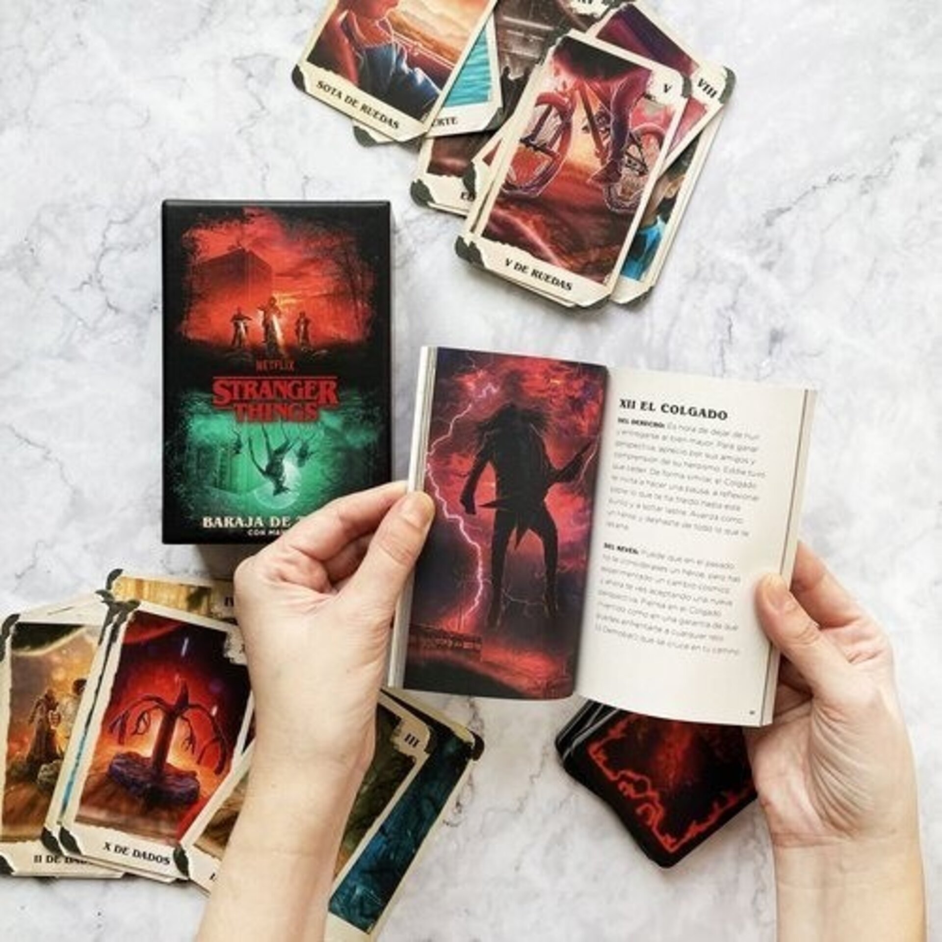 STRANGER THINGS BARAJA DE TAROT CON MANUAL - 4