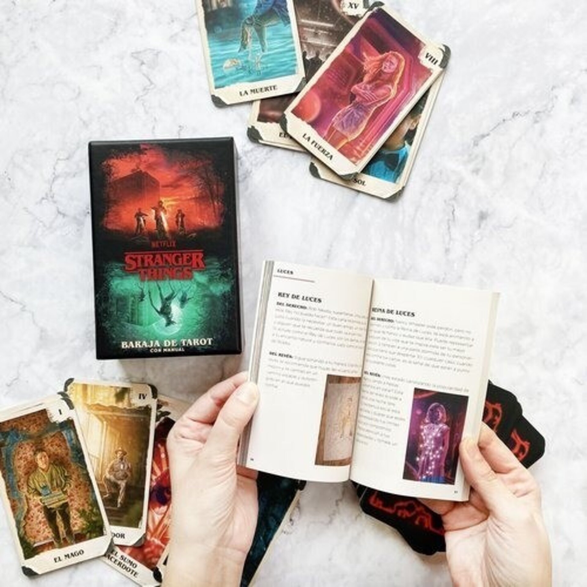 STRANGER THINGS BARAJA DE TAROT CON MANUAL - 2